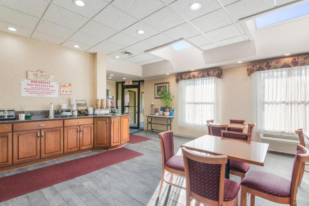 Rodeway Inn Weedsport Exteriér fotografie