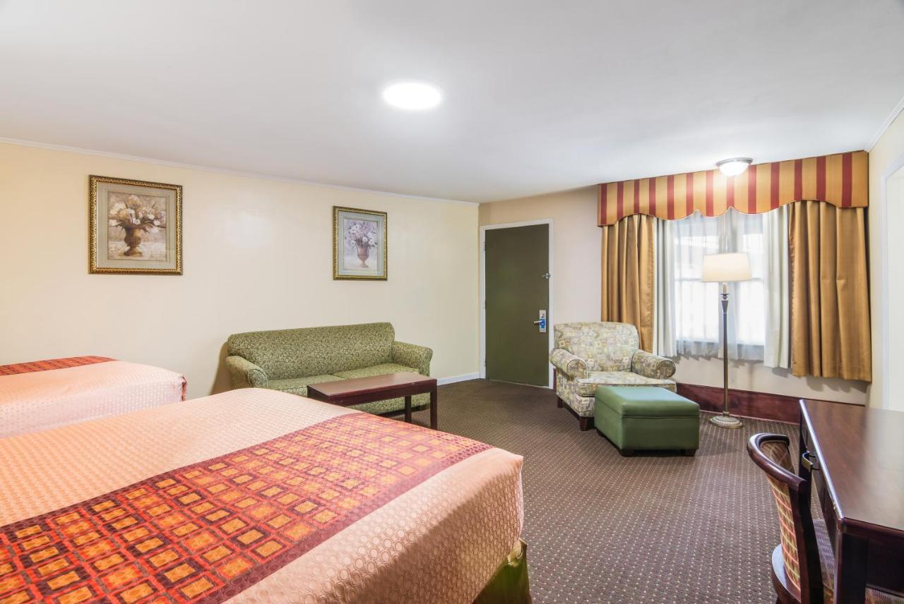 Rodeway Inn Weedsport Exteriér fotografie