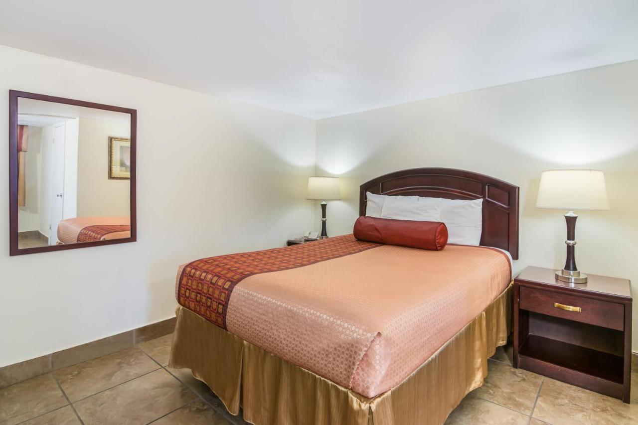 Rodeway Inn Weedsport Exteriér fotografie